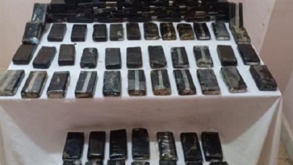 حملات أمنية بأسوان تطيح بتجار المخدرات وتنفذ 819 حكمًا قضائيًا