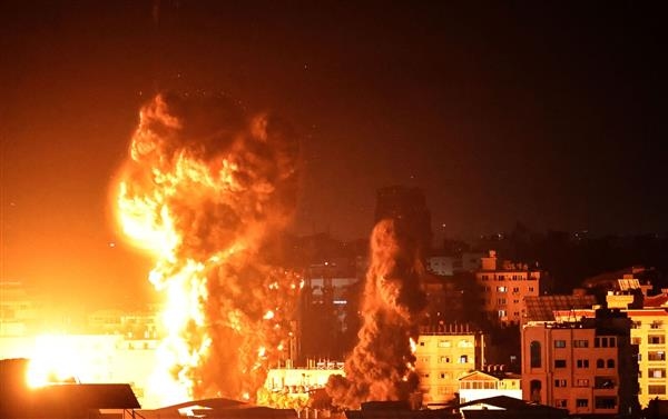 شهداء ومصابون جراء قصف الاحتلال منزلا في منطقة السوارحة وسط قطاع غزة