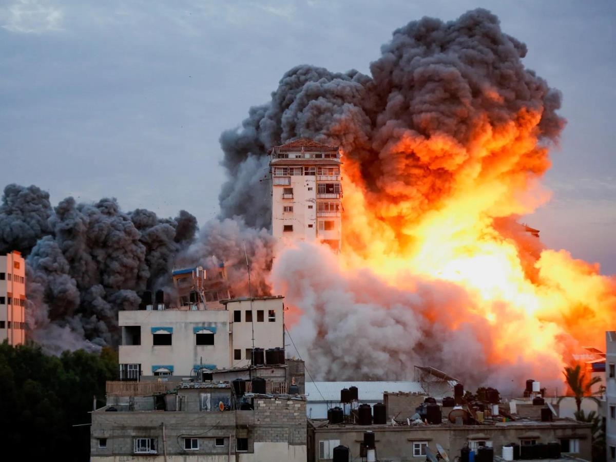 مجزرة دير البلح.. 17 شهيدًا بينهم أطفال وتحذير من انهيار صحي شامل في غزة