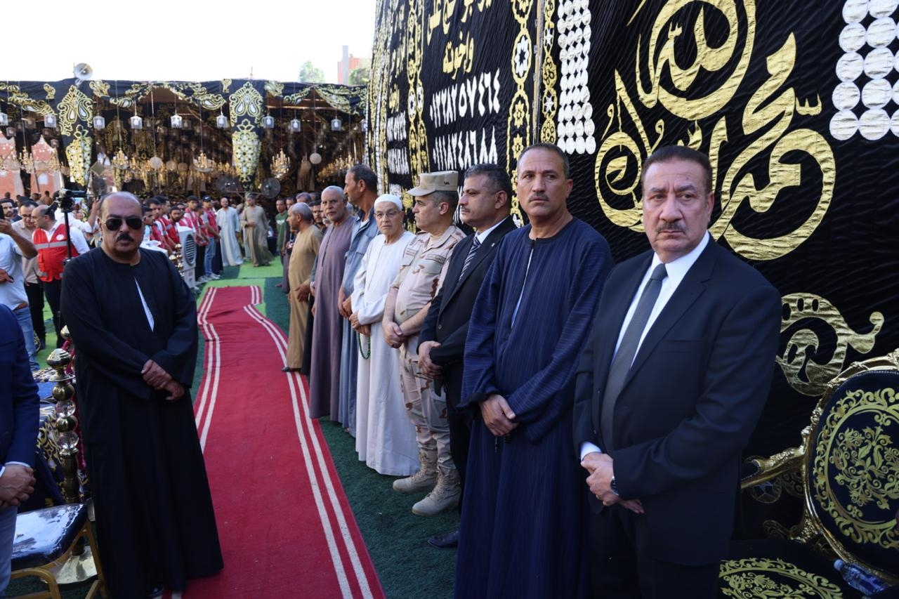 محافظ المنوفية يتلقى العزاء في شهداء حادث الطريق الإقليمي بكفر السنابسة