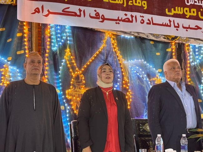 بحضور الآلاف.. أهالي "كرم عمران" بقنا يُنظمون مؤتمرًا حاشدًا لدعم مرشحة "الجبهة الوطنية"