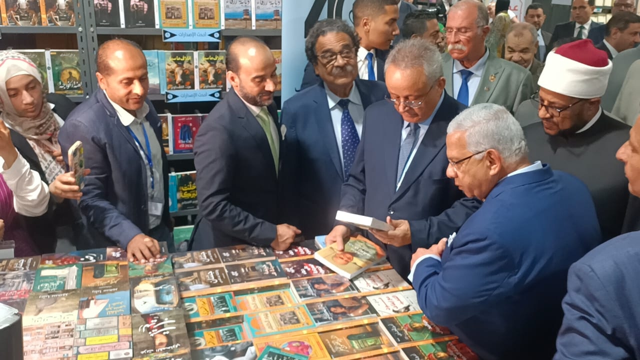 مدير مكتبة الإسكندرية يتفقد أجنحة دور النشر بالمعرض الدولي للكتاب