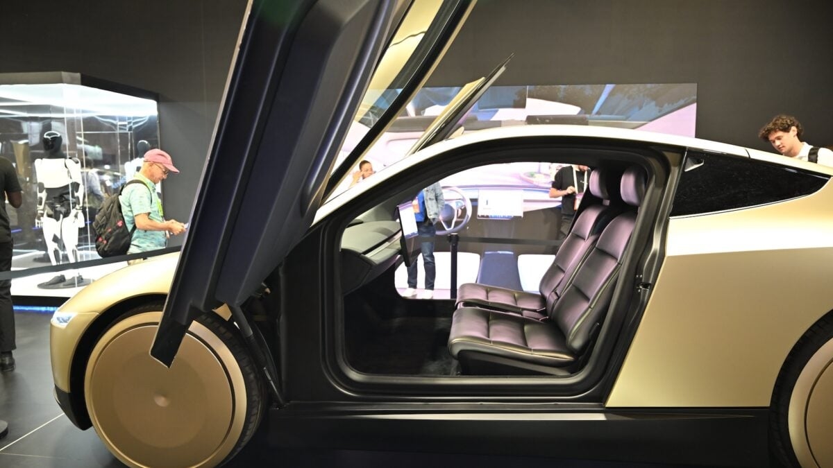 Tesla's Viral ‘Autonomous' Car Delivery Video Is Splitting the Internet