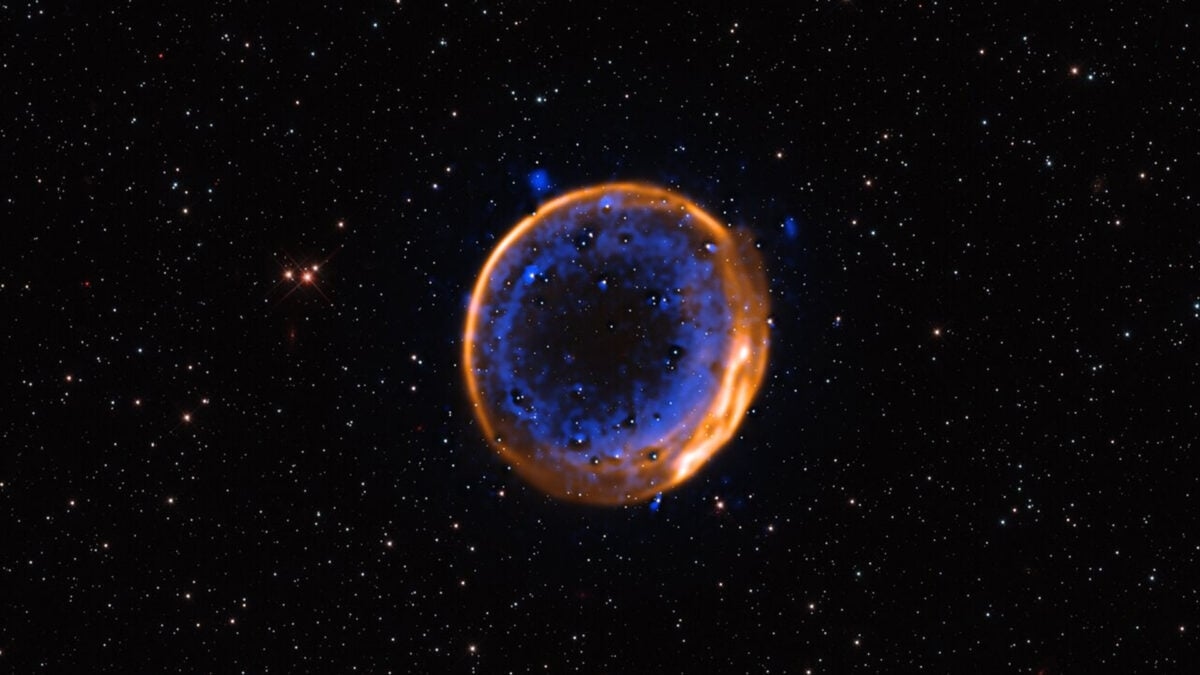 Star Meets Stunning End by Exploding Twice