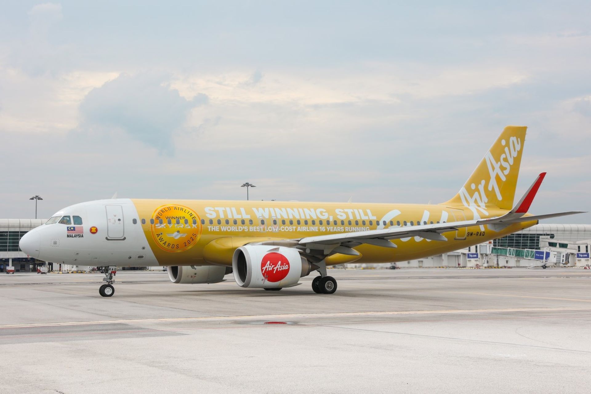 AirAsia Debuts Gold Livery To Celebrate 16th Skytrax Win As World's Best Low-Cost Airline