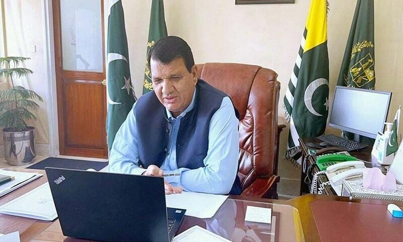 Minister pays tribute to armed forces