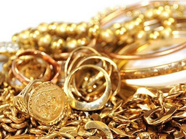 Gold holds gains