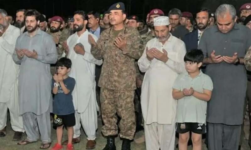 Field Marshal attends funeral prayer of Major Moiz