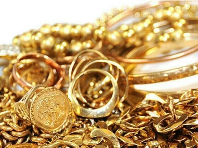 Gold falls as dollar firms after tariff deadline extension