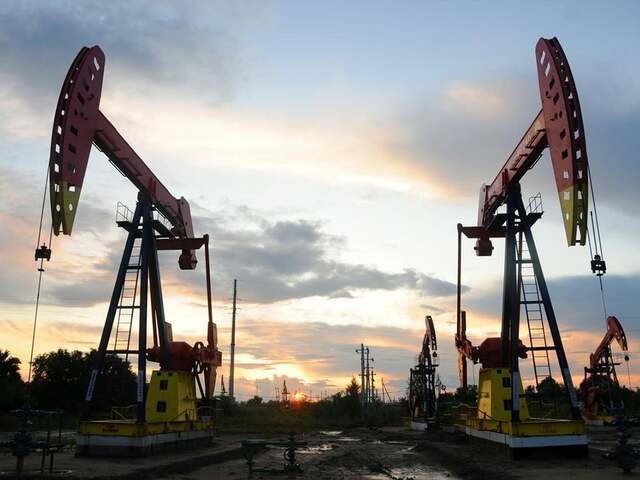 Oil prices hold near 2-week high