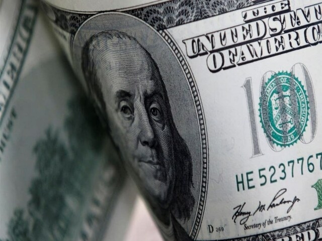 Dollar gains, Pound weakens against euro