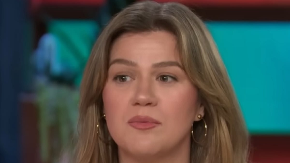 Kelly Clarkson left stunned by son's innocent question about her divorce