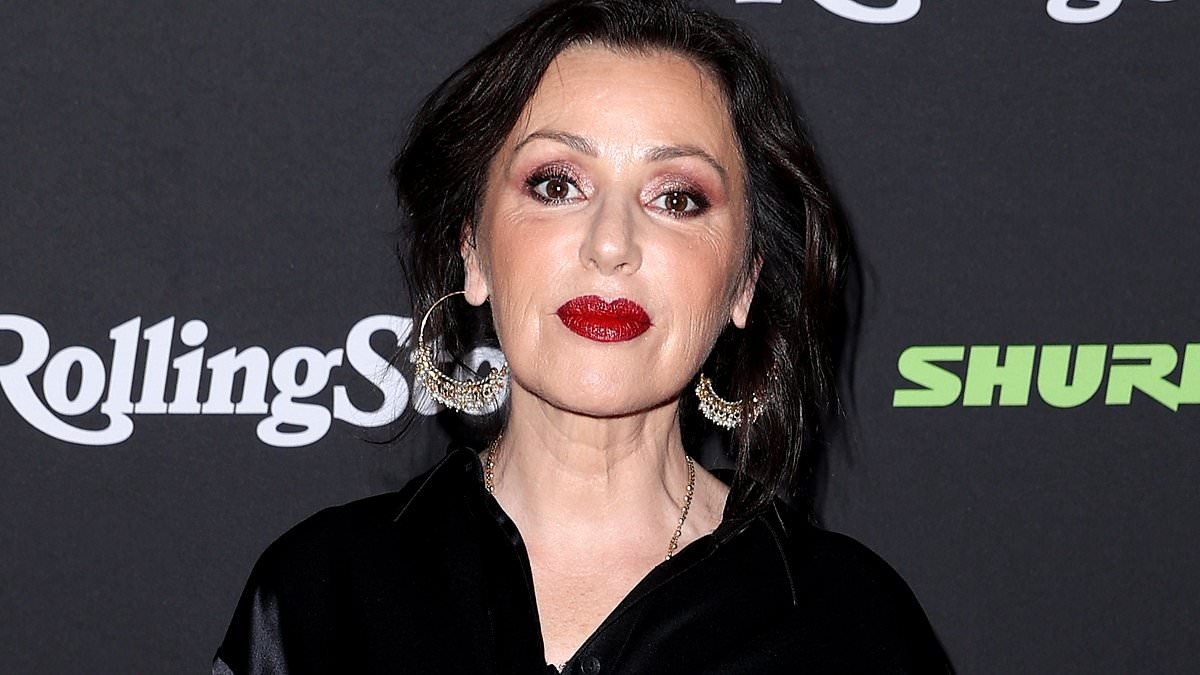 Pop diva Tina Arena slams concertgoers for walking out during her Melbourne show