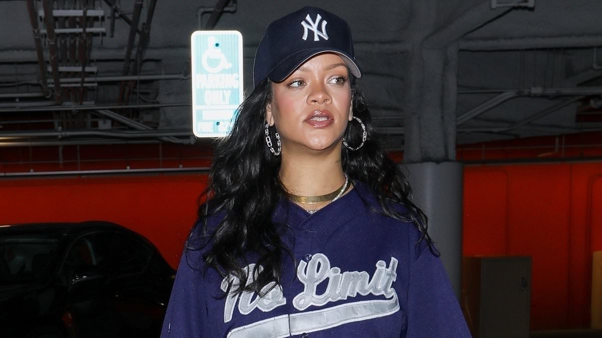 Pregnant Rihanna accidentally reveals her phone wallpaper and it's adorable