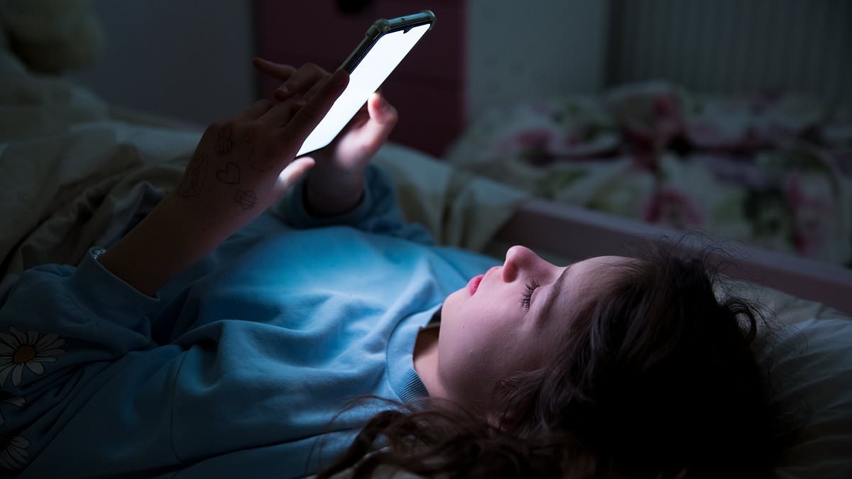 Parents who give smartphones to children could be driving a frighteningly common illness, scientists discover
