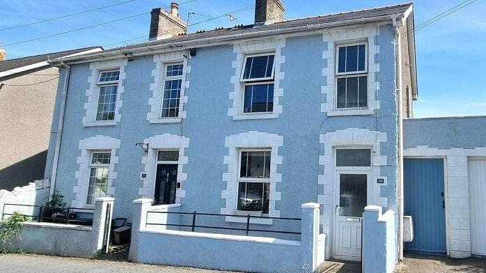 Three-bedroom detached house on sale for £199k has a very unusual feature in the living room