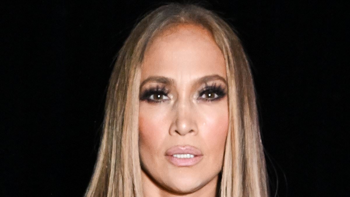 Jennifer Lopez makes shock dating life confession after THAT lesbian kiss with backup dancer