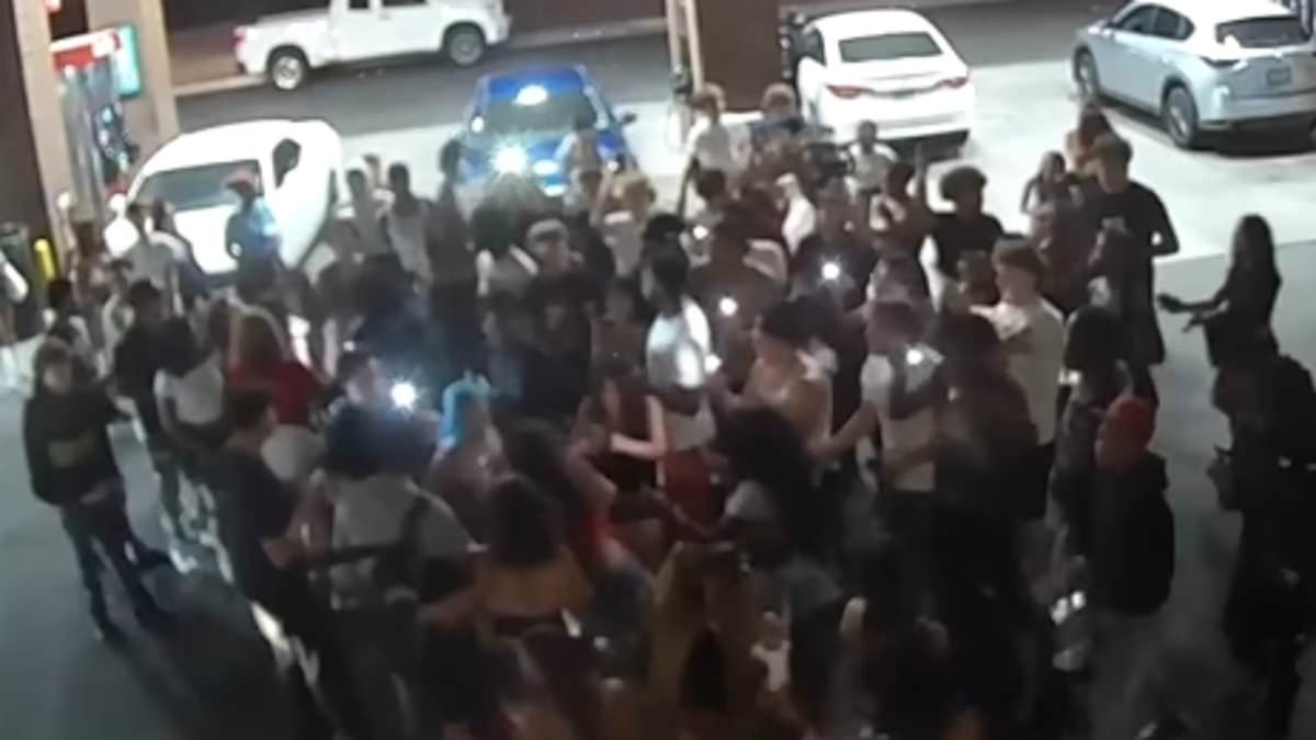 Brazen teens loot store amid parking lot boxing match between two women