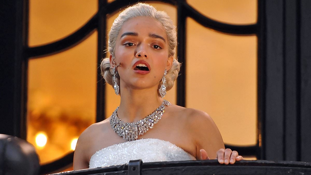 Rachel Zegler belts out the best bit of Evita to West End passersby for free every night... and paying audiences aren't happy