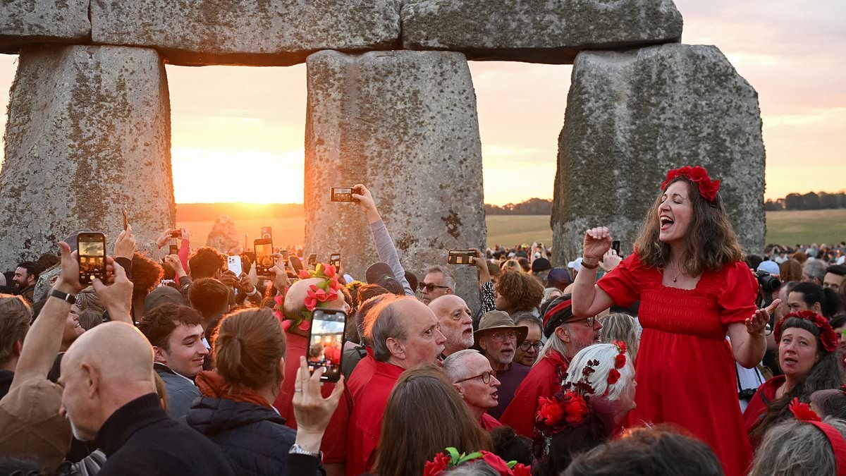 Crowds cheer Summer Solstice at Stonehenge as hot weather attracts 25,000 to see sunrise through centre of the ancient stone circle