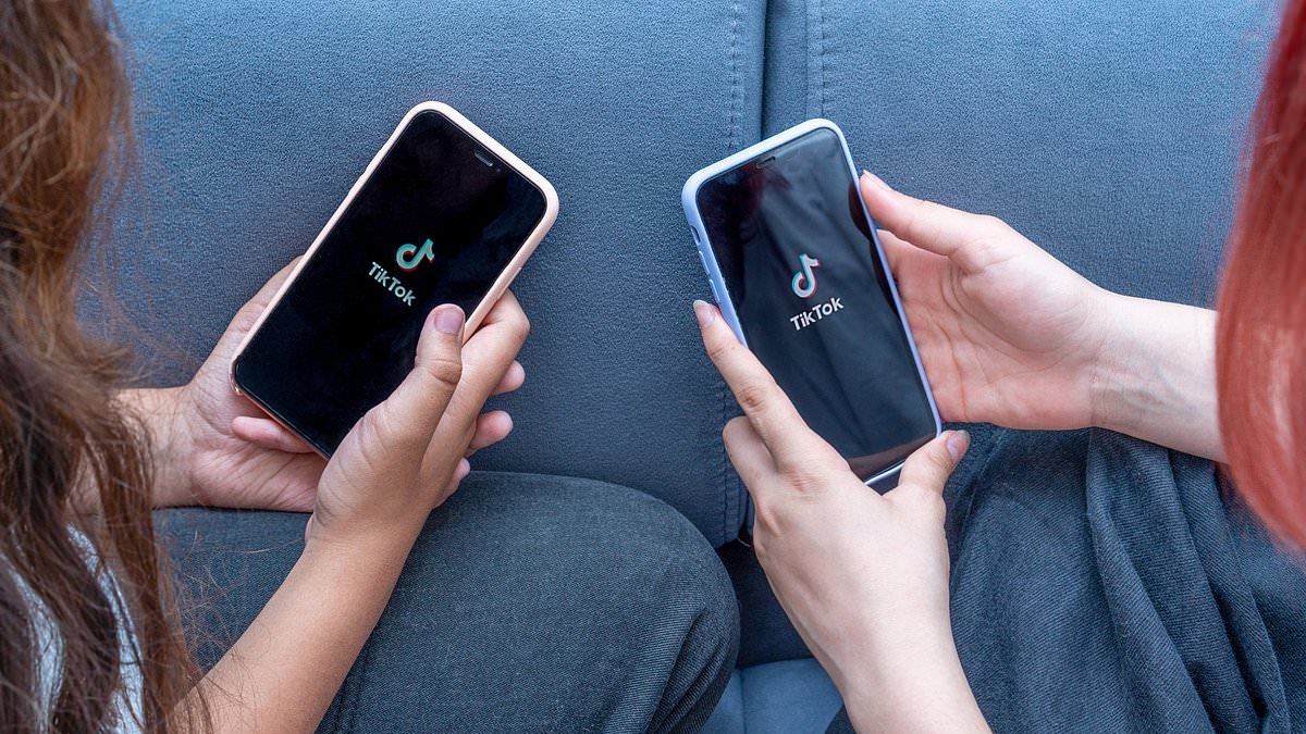 Students will spend 25 years glued to their phones if current screen habits don't change, study shows