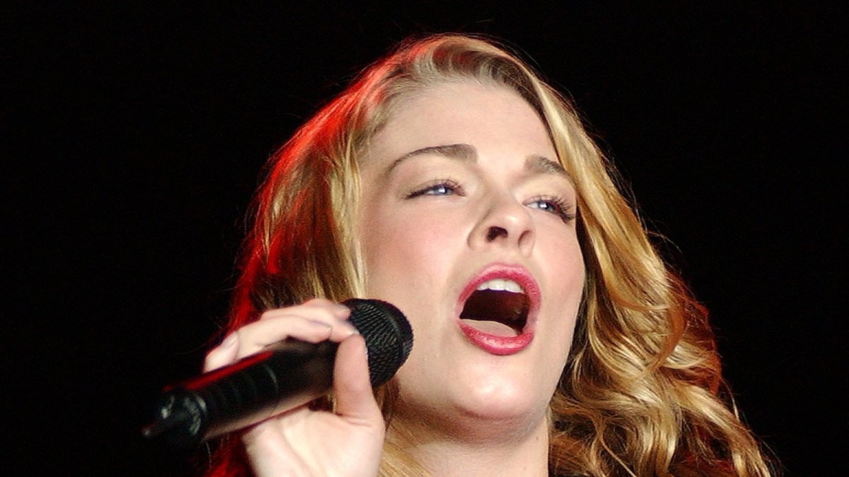 LeAnn Rimes' TEETH fall out mid-performance as panicked star rushes off stage