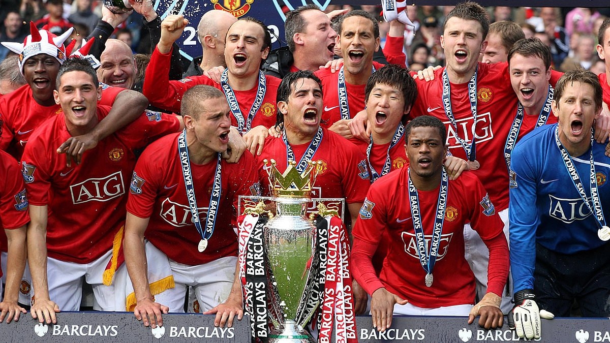 Wayne Rooney names the former Man United team-mate he was 'devastated' to see leave and pinpoints move for shifting the 'balance of power' in Manchester