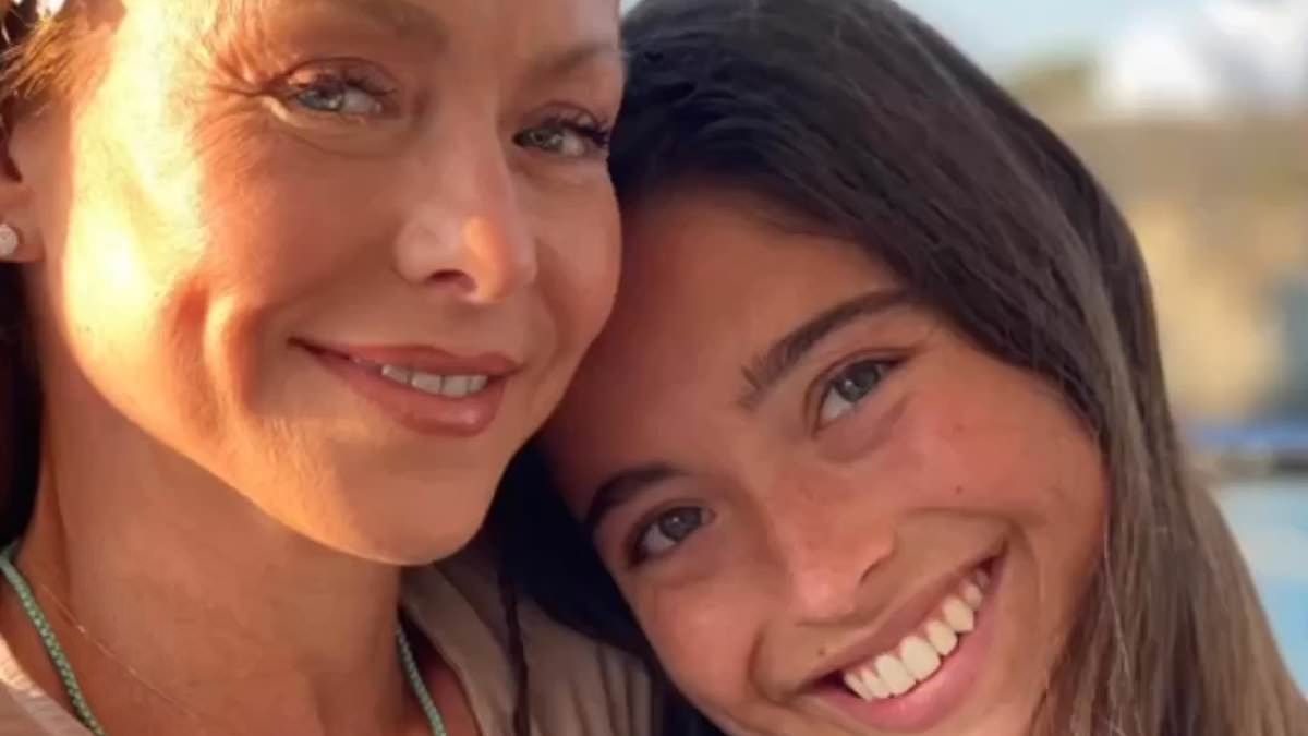 Kelly Ripa's daughter Lola candidly reveals difficult time her famous mom helped her through