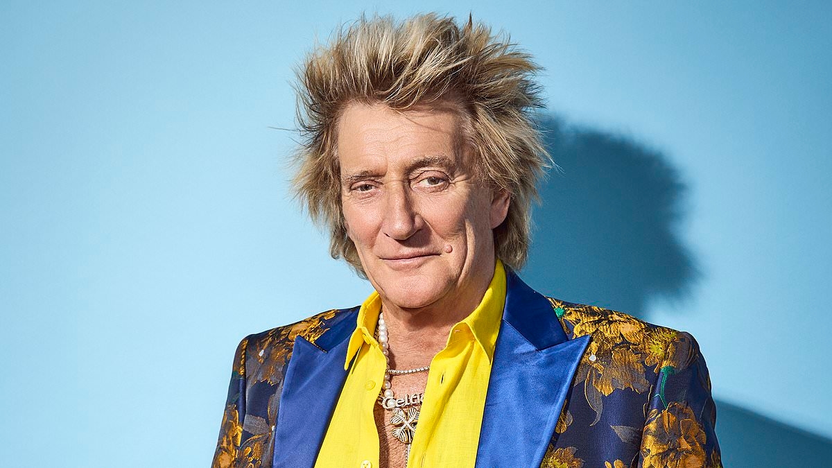 Rod Stewart urges voters to 'give Nigel Farage a chance' as he reveals what he really thinks about Keir Starmer