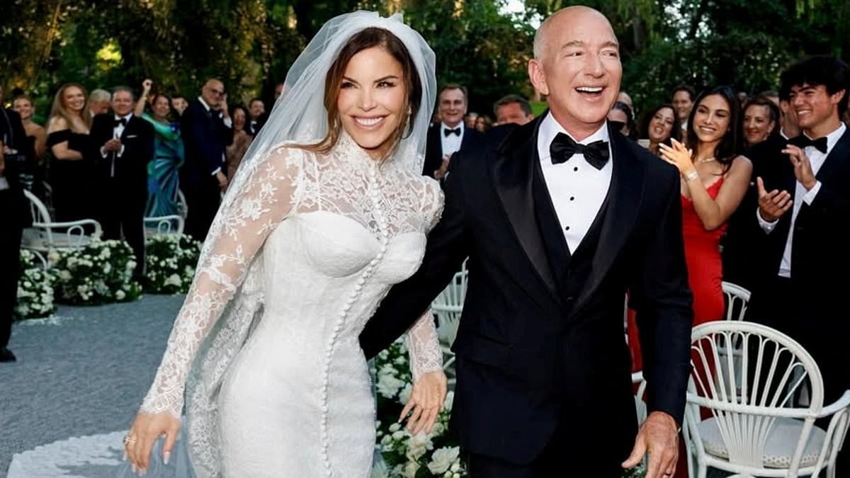 How to be a gold digger: JANA HOCKING's foolproof tricks to hook a rich guy that work every time... are you shameless enough to try them?