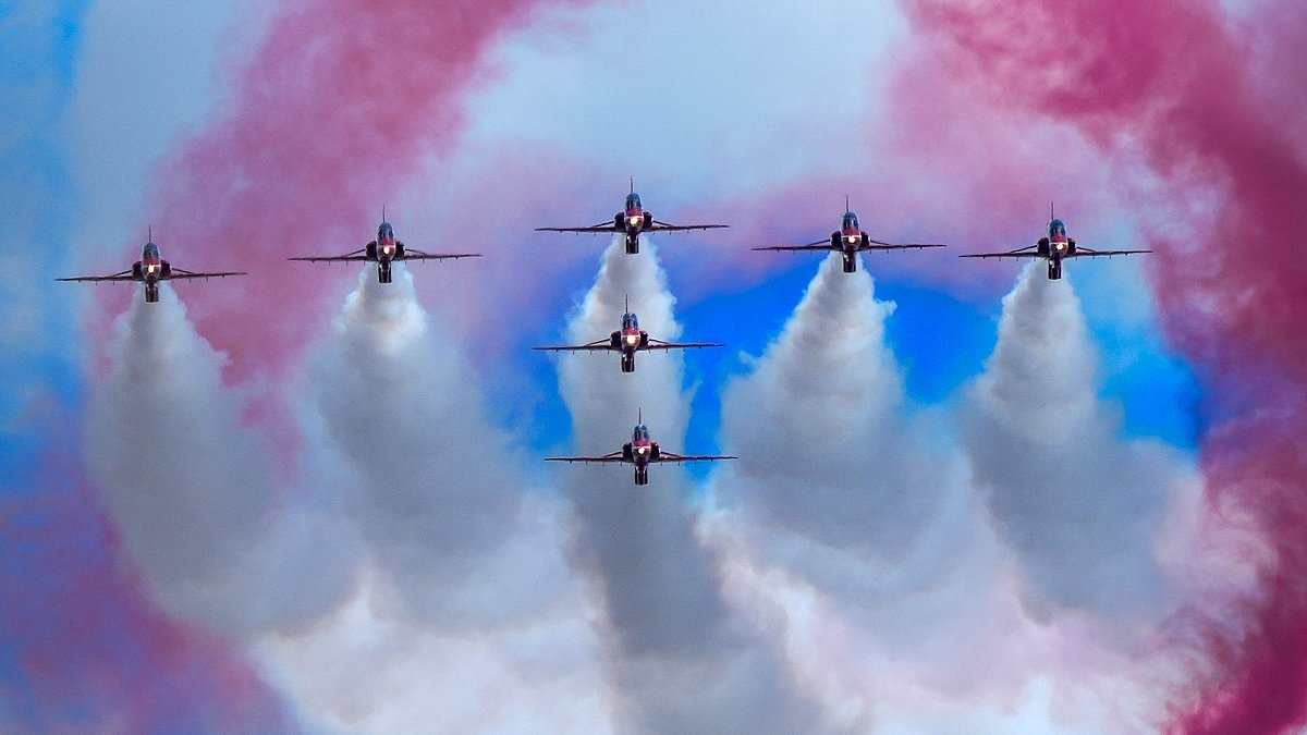 Incredible moment Red Arrows perform loop-the-loop above 200,000 crowd to mark Armed Forces Day
