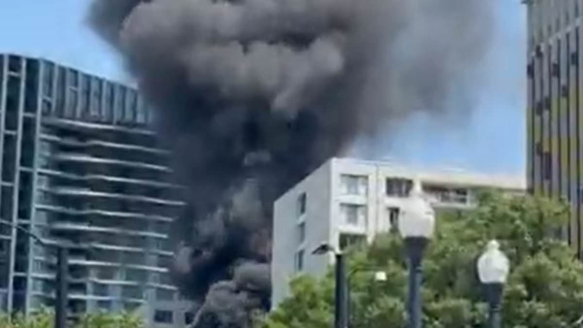 BREAKING NEWS Car explodes in Washington DC as black smoke billows through sky