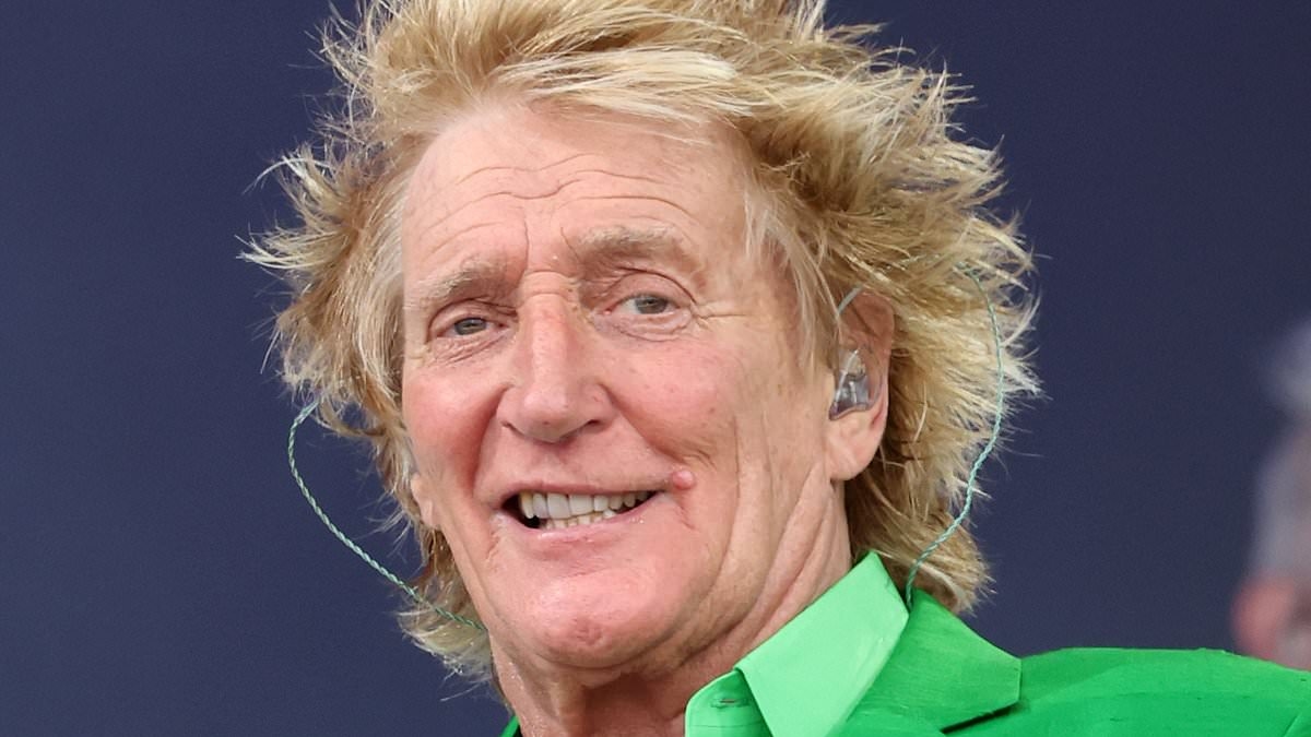 Rod Stewart leaves Glastonbury stage to fix urgent issue as his glamorous backing singers take over the Pyramid stage during Legends set