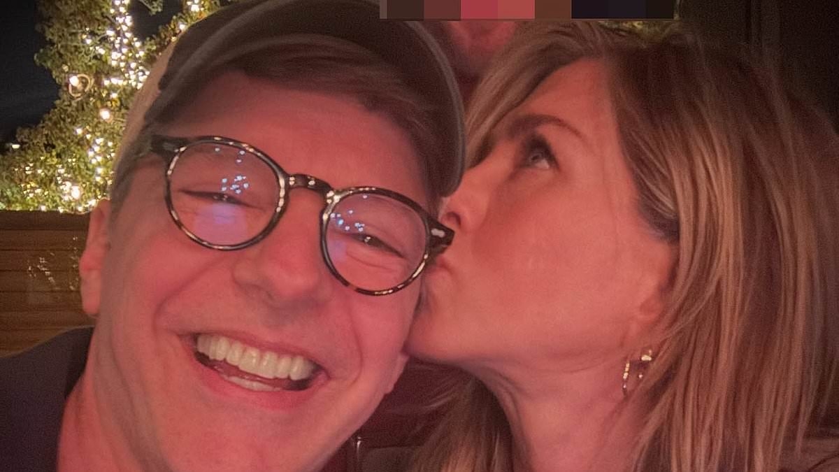 Friends legend Jennifer Aniston kisses rival 90s sitcom star in picture