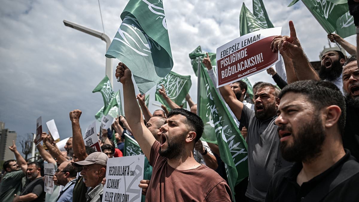 Islamist protesters clash with police and scream 'long live sharia, jihad... don't forget Charlie Hebdo' after Turkish magazine is accused of publishing cartoon of Prophet Mohammed