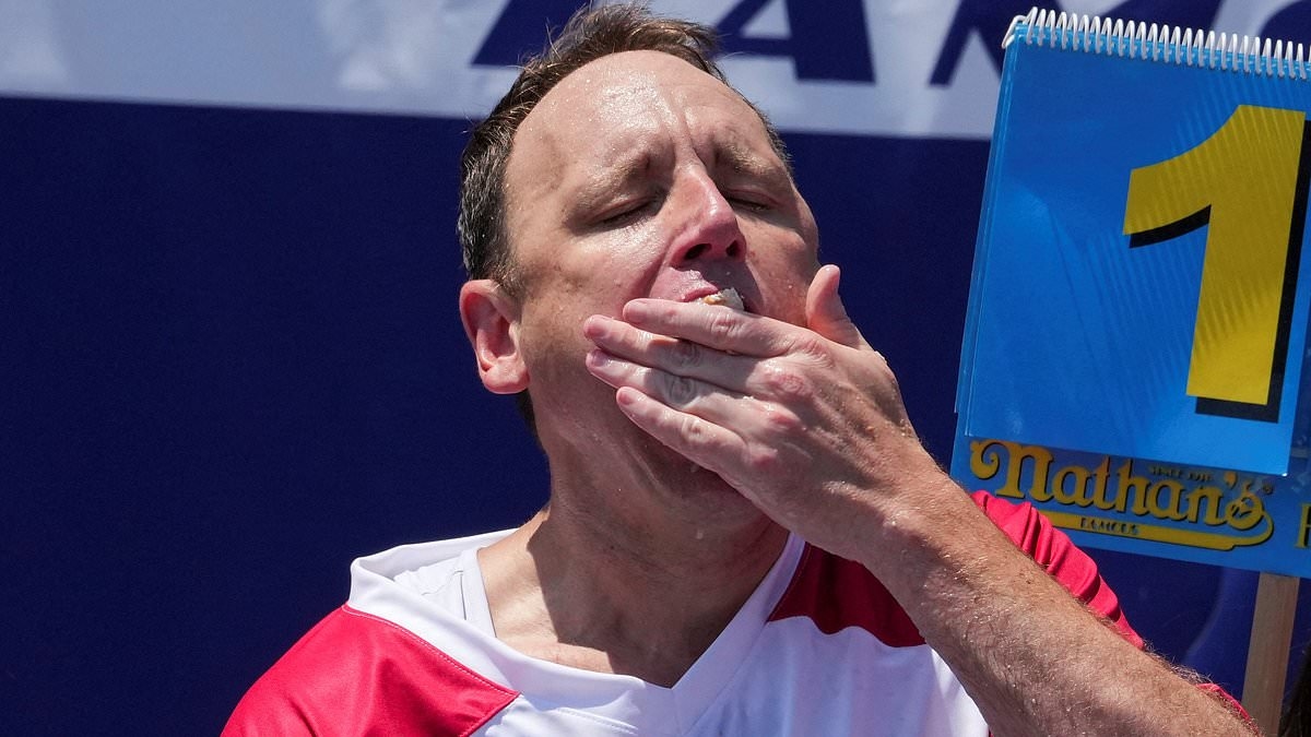 BREAKING NEWS 2025 Hot Dog Eating Contest: Joey Chestnut makes triumphant return as he comfortably regains his title
