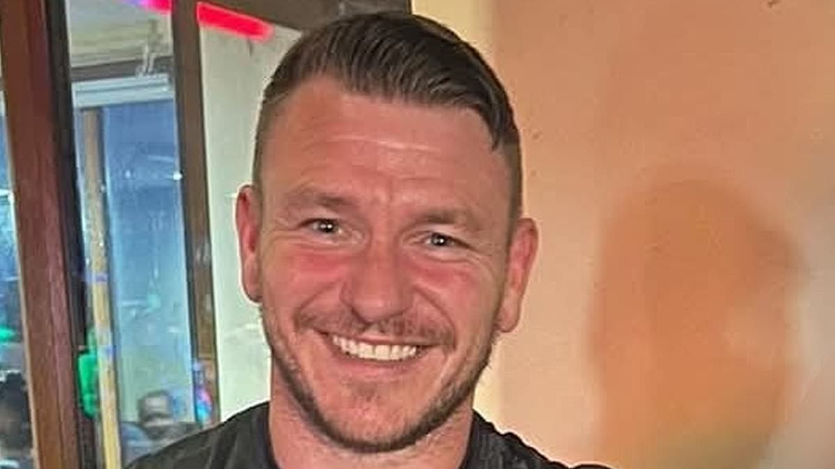 Single man sends Facebook wild after accidentally revealing his six-pack while trying to sell a second-hand mirror
