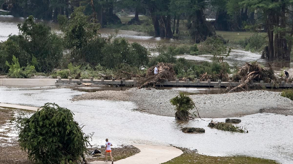 Texas river rises 30 feet in just 45 minutes, pictures show