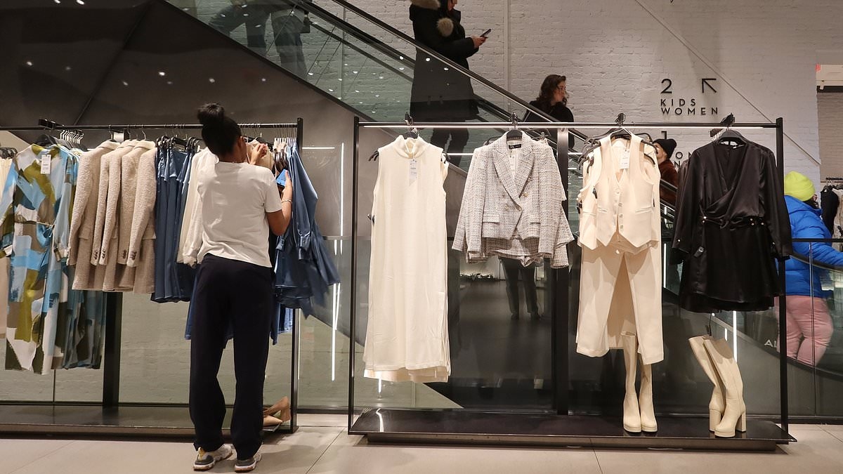 San Francisco's biggest mall loses another clothing store in relentless exodus