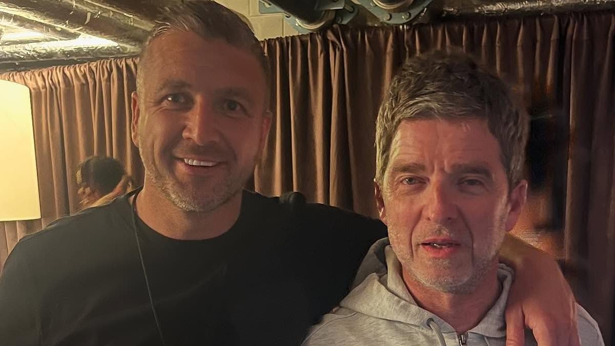 Notorious Scottish gangster hangs out with Noel Gallagher and Matt Smith at Oasis backstage party