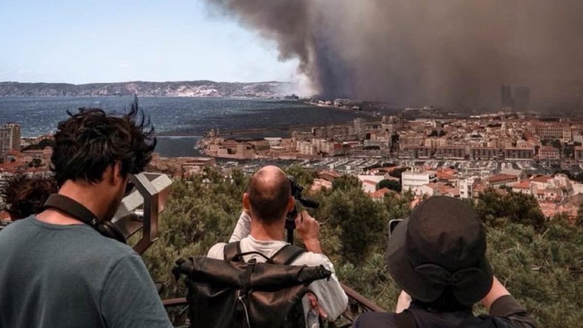 Dozens hurt as wildfires bear down on Marseille: Mayor calls for lockdown after looting breaks out as inferno razes homes and cars as it races towards city centre