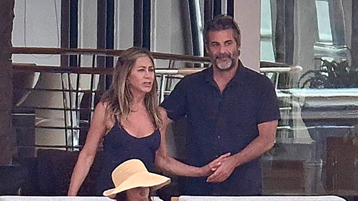 EXCLUSIVE I read all of Jennifer Aniston's guru lover's very saucy tales... he's her anti-Brad Pitt: MEREDITH CLARK