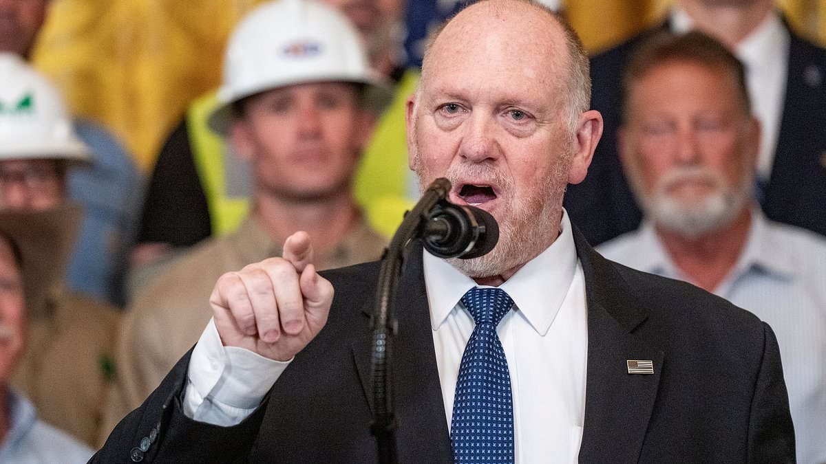 Trump's border czar Tom Homan challenges heckler to a fight during unhinged rant: 'I deserve your respect'