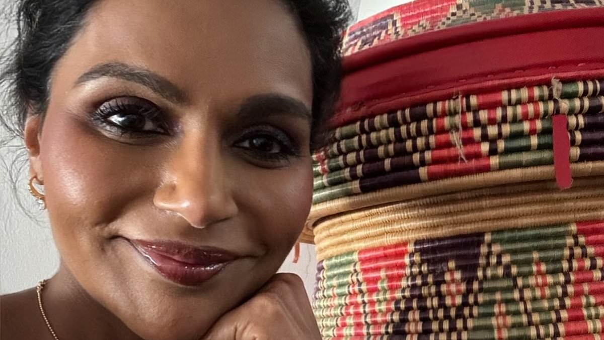 Mindy Kaling snuggles with rumored baby daddy BJ Novak in cozy new snap