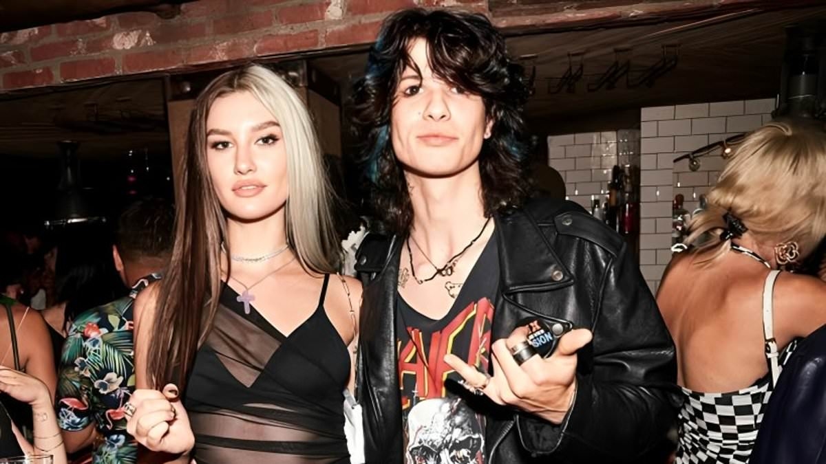 Nepo babies with music legend dads pose for a photo that rocks the internet
