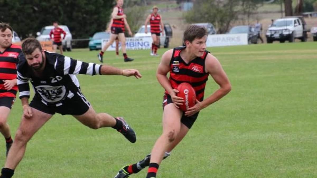 Can you spot the telltale sign that explains why footy fans are losing their minds over player who kicked five goals in a match for his country footy club?