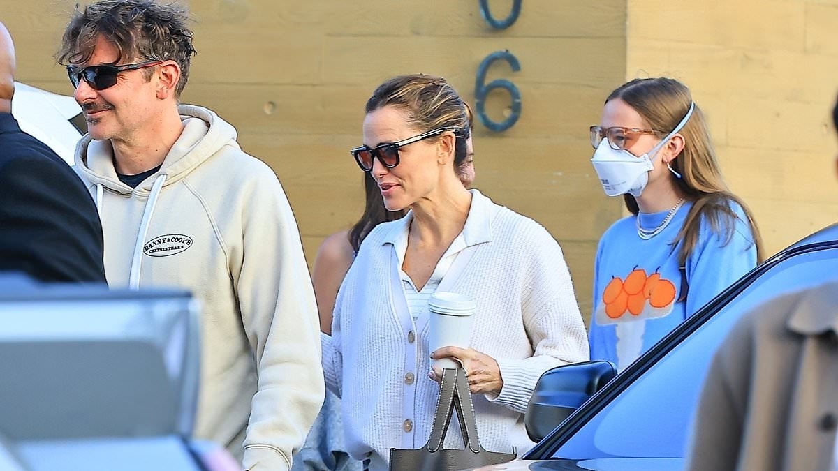 Alias costars Jennifer Garner and Bradley Cooper prove they're still close friends as they take their kids to lunch in Malibu