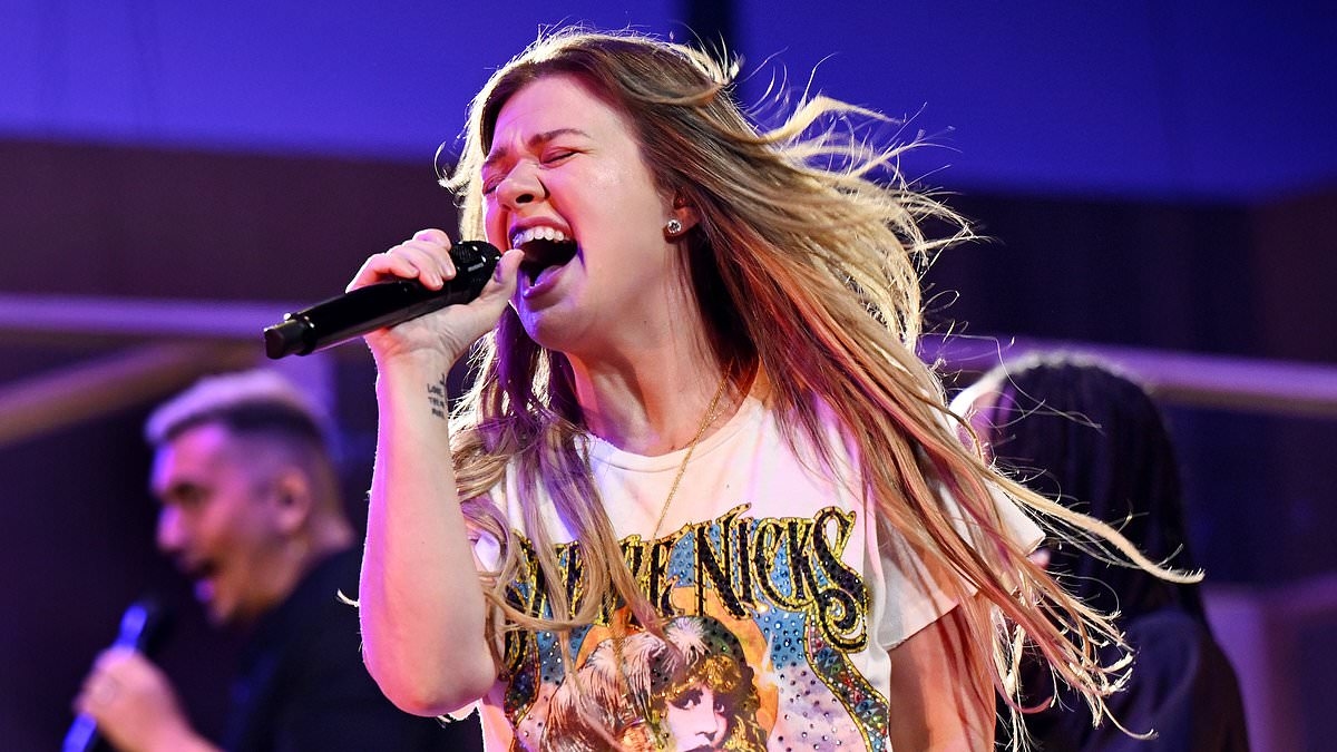 Kelly Clarkson 2.0! Singer unveils bold new look as she announces return to The Voice