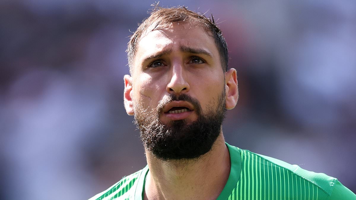 PSG 'agree deal for new goalkeeper', with 'door open for Man United or Man City' to sign Gianluigi Donnarumma