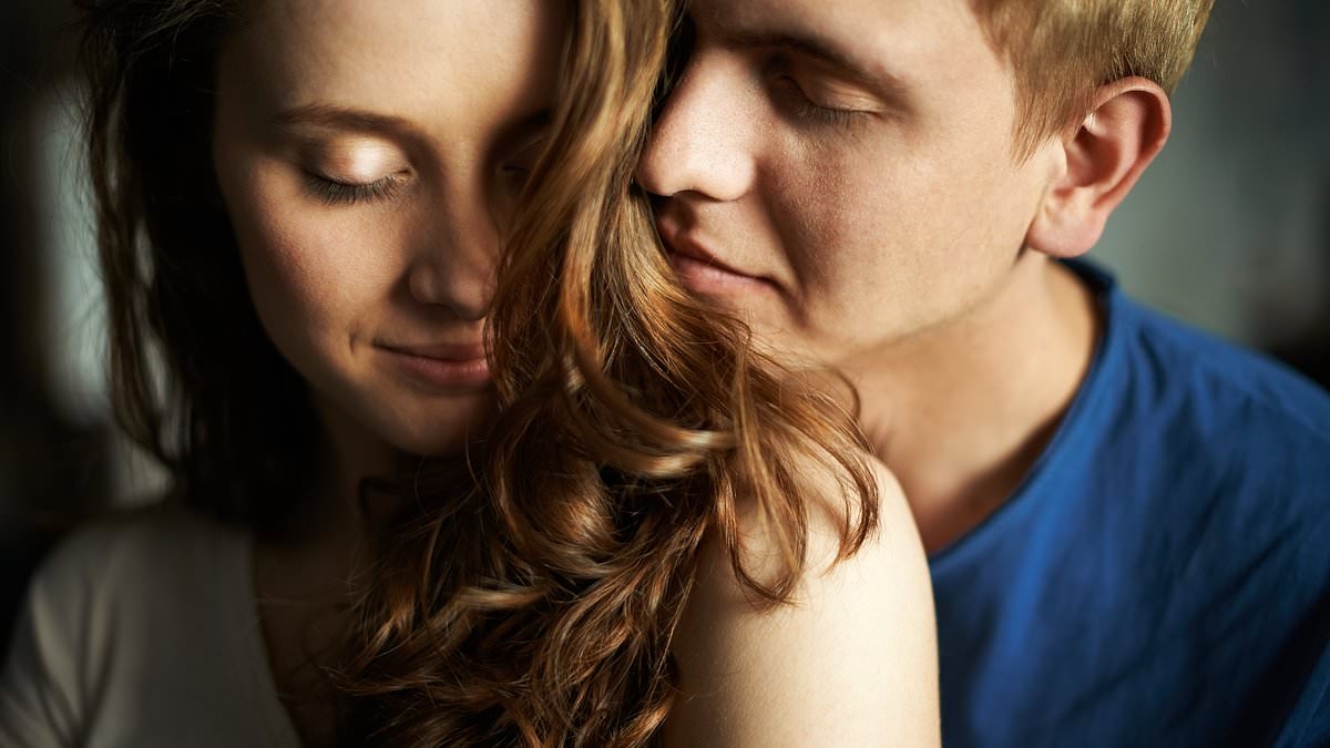 Eau de ovulation: Women smell more attractive to men during their fertile period, study finds